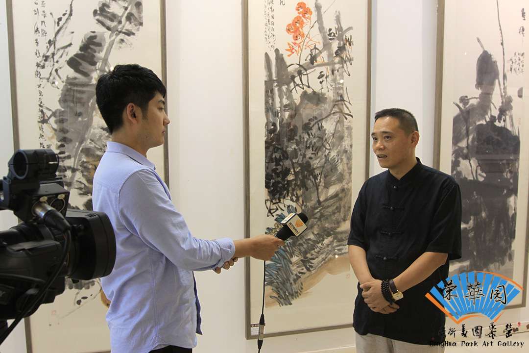 清华大学刘怀勇教授展会现场陪同谭勇先生,潍坊画家等讲解中国画